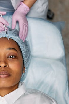 pexels-photo-7581578-7581578 A woman receiving a cosmetic forehead injection in a clinical setting.